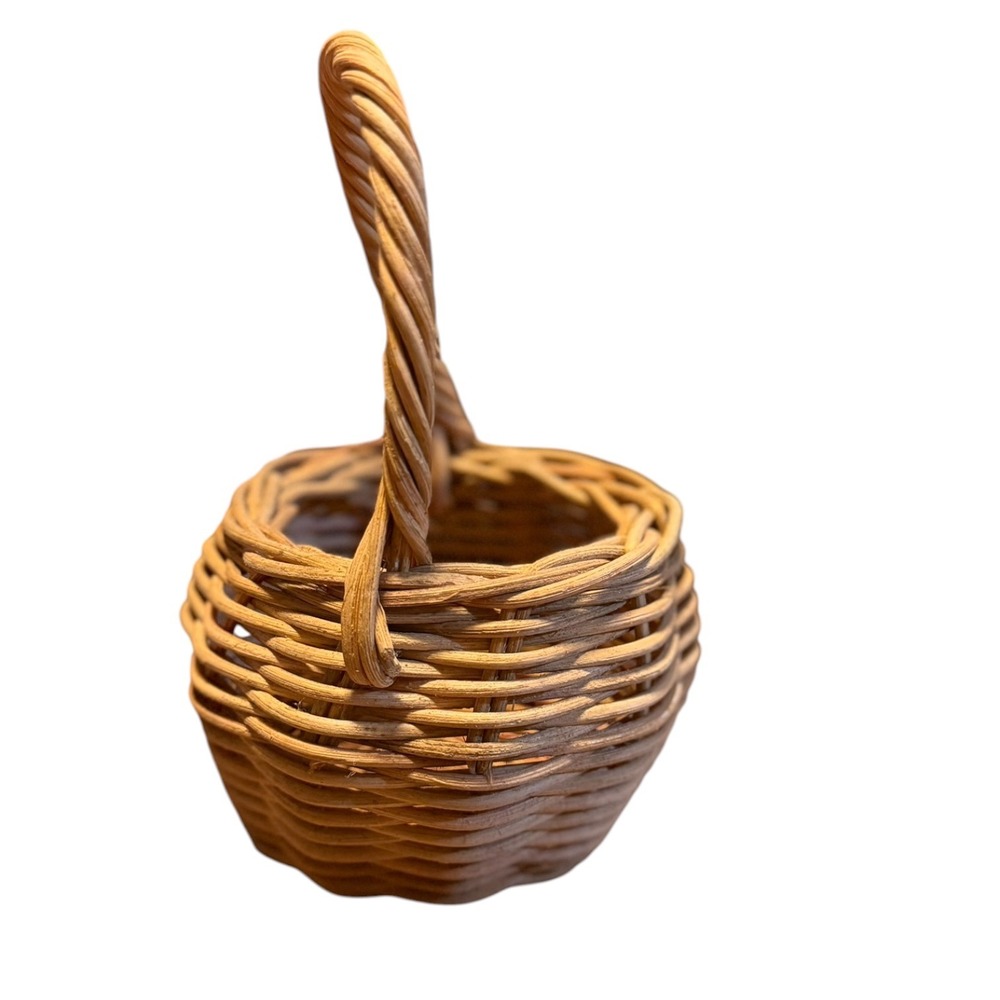 Vintage Small Round Wicker Basket with Twisted Handle Scalloped Base 6 Inch - Picture 3 of 9
